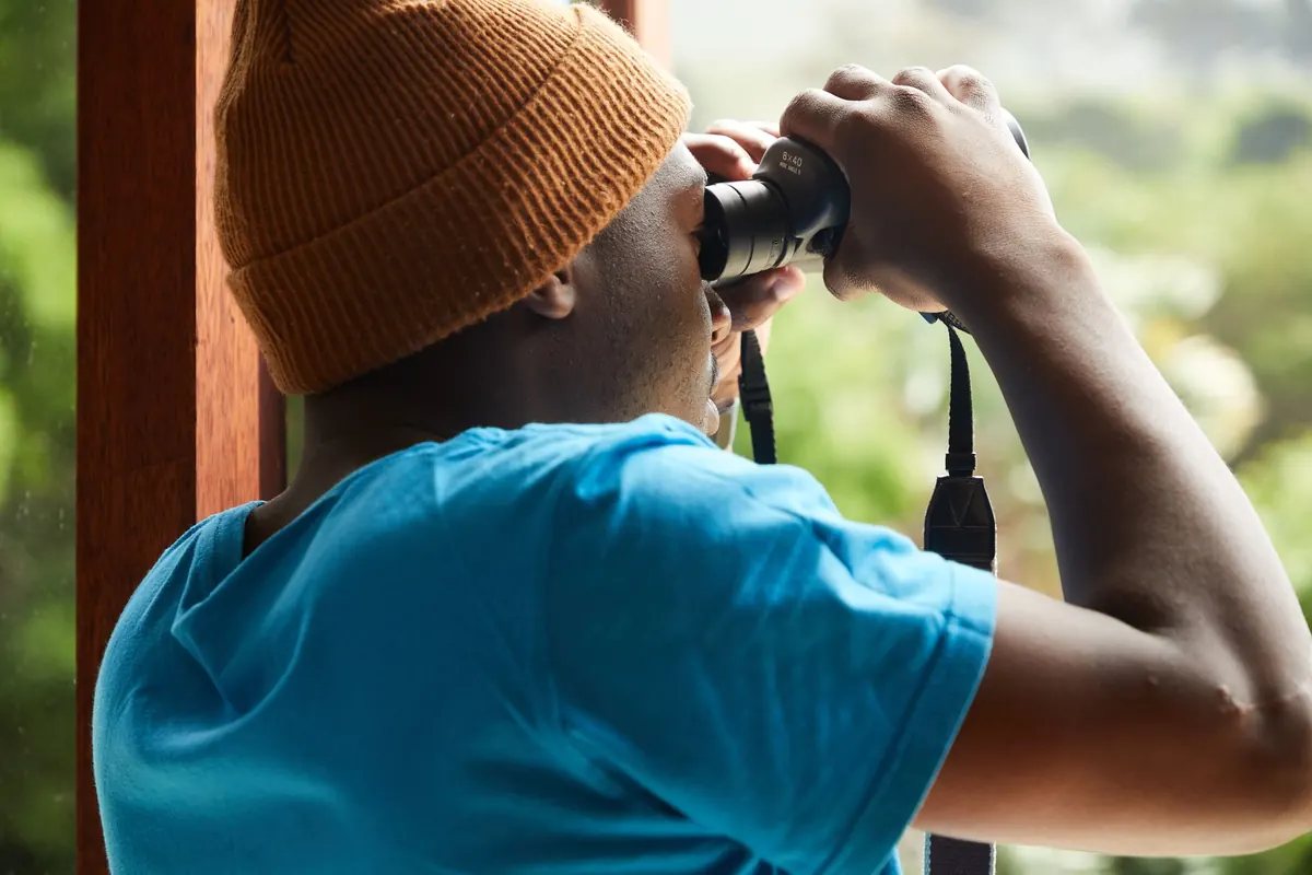 A Beginner's Guide to Using Binoculars for Backyard Wildlife Watching